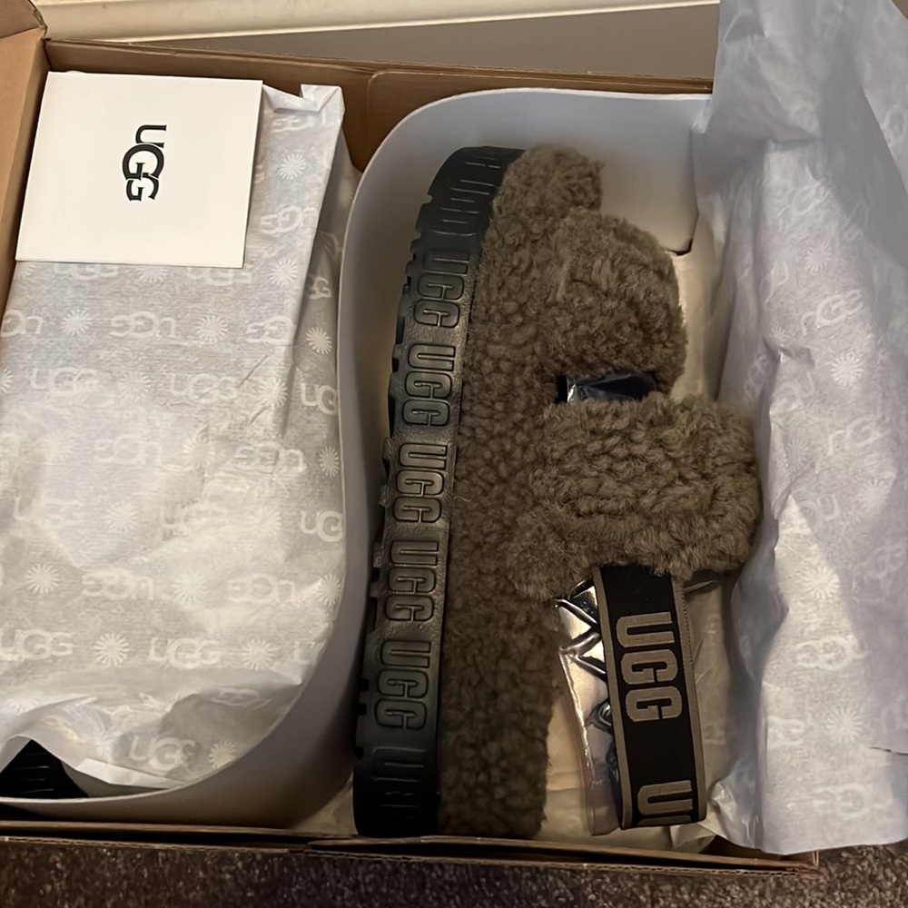 UGG - Picture 5 of 5
